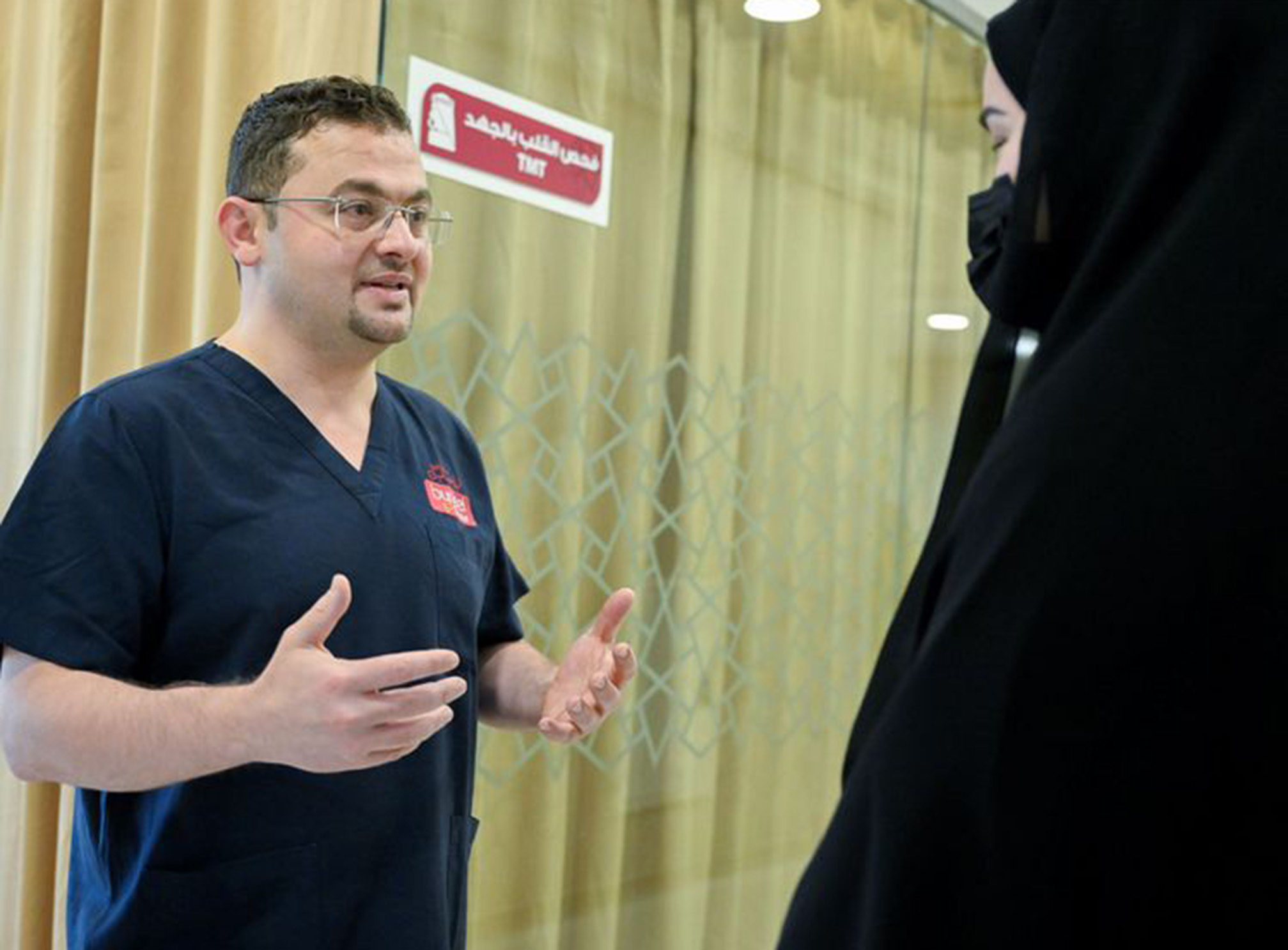 إنقاذ شابة إماراتية توقف قلبها أمام مدخل مستشفى